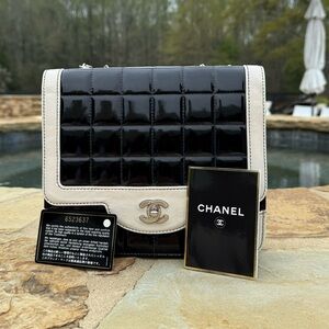 CHANEL CC Lambskin Patent Chocolate Bar Flap Bag Chain White Ivory Black, EUC